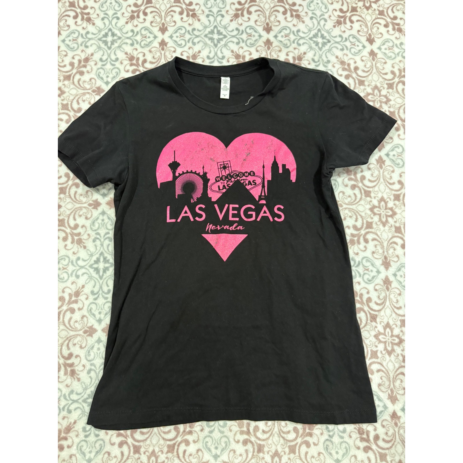 Las Vegas Nevada Skyline Heart Graphic T-Shirt Black Pink Womens Medium 100% Cot